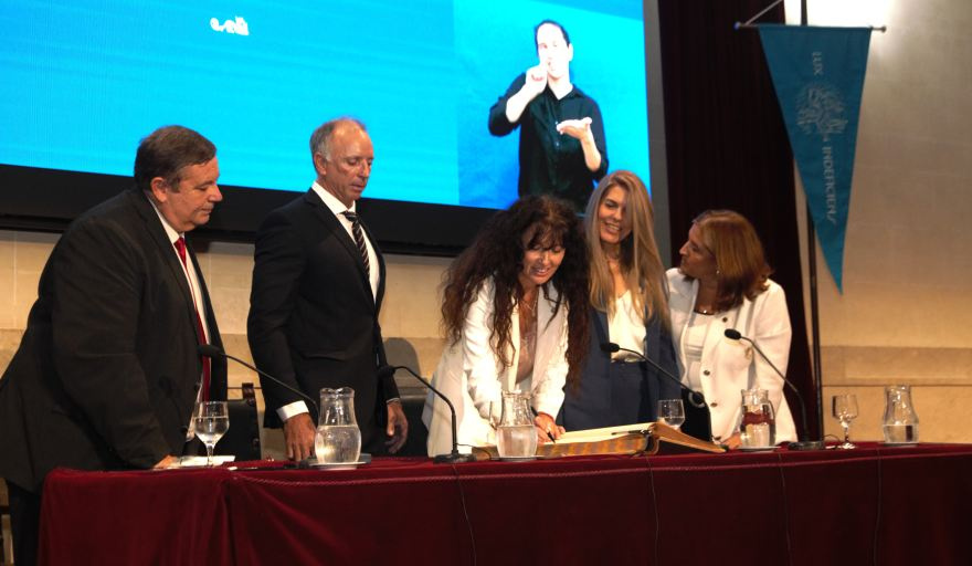 Asumió Laura Tarabella, primera rectora mujer en la historia de la UNL