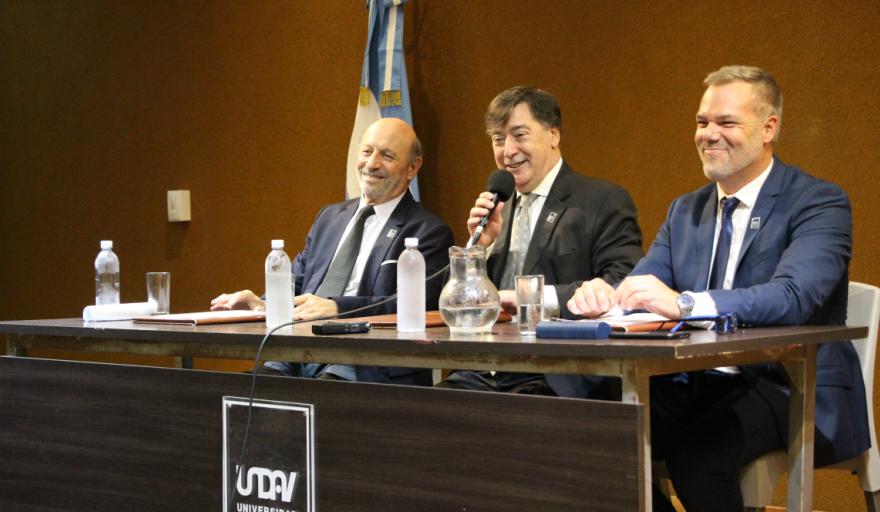 Calzoni fue reelecto por unanimidad como rector de la UNDAV