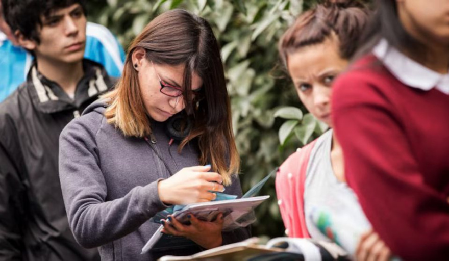 Radiografía de las juventudes argentinas: un estudio sobre expectativas, tecnología y participación