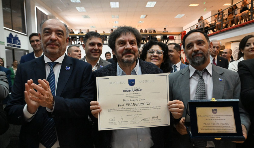 La Universidad Champagnat distinguió a Felipe Pigna con el título de Doctor Honoris Causa