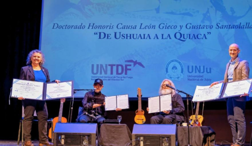 La UNJu y la UNTDF distinguieron a León Gieco y Gustavo Santaolalla con el Doctorado Honoris Causa
