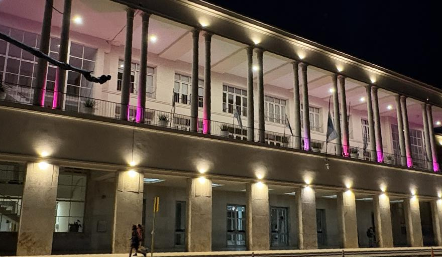 Octubre Rosa: la UNC ilumina el Pabellón Argentina para visibilizar la prevención del cáncer de mama